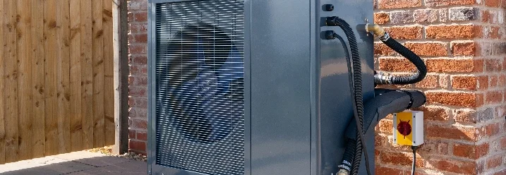 Wärmepumpe an Hauswand